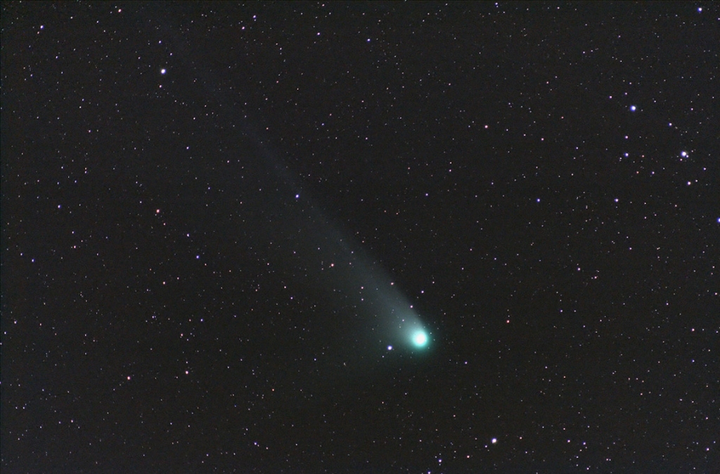 Comete C2001 Q4 (NEAT) le 190504 a 23h31 HL. Post traitement Iris.  Nikon D70 et objectif 300 mm ouvert a 4,5 a 400 asa avec  14 mn de pose en mode 2. Prise de vue a 50 km de Paris au dessus du halo lumineux..jpg